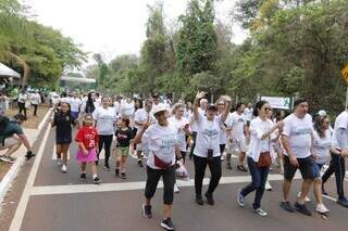 População durante caminhada &#34;Passos pela Vida&#34;, no Parque dos Poderes, neste domingo (Foto: Paulo Francis)