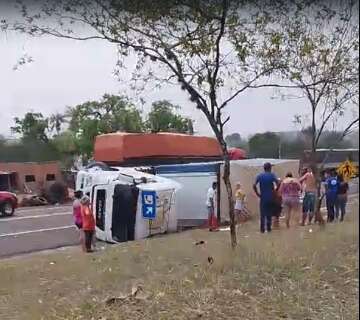 Caminhão tomba e moradores cobram redutores de velocidade