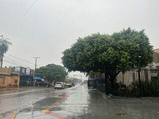 Chuva no município de Dourados, neste domingo (Foto: Helio de Freitas)