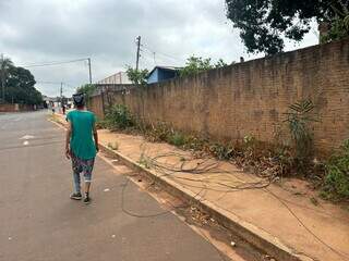 Fios ficaram espalhados pela calçada e rua (Foto: Gabi Cenciarelli)