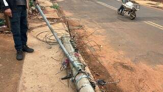 Poste foi totalmente retirado por caminhão (Foto: Gabi Cenciarelli)