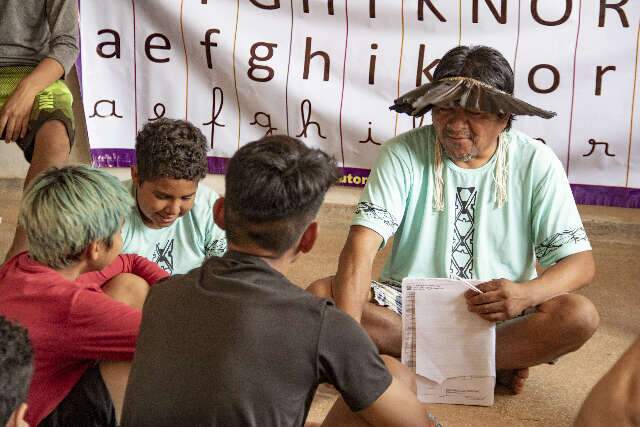 Alunos s&atilde;o chance de Jos&eacute; voltar a ter com quem conversar em ofai&eacute;