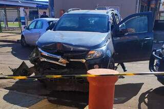 A frente do veículo furtado ficou destruída após a colisão (Foto: Campo Grande News)