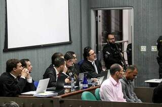 Réus Marcelo Rios (rosa) e Rafael Antunes Vieira já estão no plenário (Foto: Henrique Kawaminami)