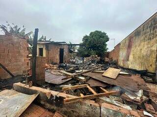 Casa ficou completamente destruída após o incêndio (Foto: Marcos Maluf)