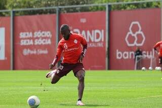 Enner Valencia bate na bola em treino no Inter (Foto: Ricardo Duarte/Divulgação)