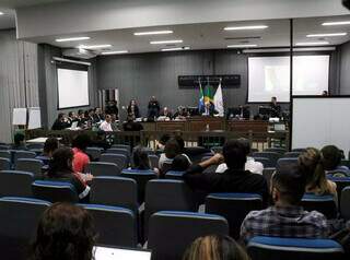 No canto direito, parede de vidro que protege jurados (Foto: Henrique Kawaminami)