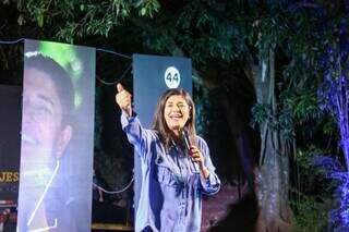 Candidata à prefeitura, Rose Modesto discursa para apoiadores na Vila Nasser. (Foto: Enryck Sena)