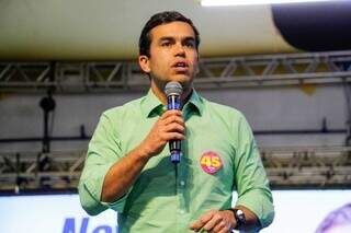 O candidato à prefeitura de Campo Grande, Beto Pereira (PSDB), durante discursso no comitê do partido. (Foto: Juliano Almeida)