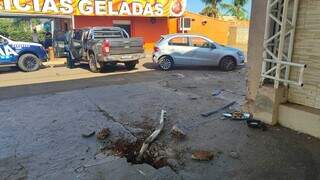 Parte do comércio onde a caminhonete bateu durante a fuga (Foto: Campo Grande News)