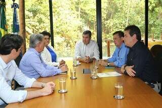 Governador Eduardo Riedel, ao lado dos titulares da Segov (Secretaria Estadual de Governo e Gestão Estratégica de Mato Grosso do Sul), Rodrigo Perez; Casa Civil (Secretaria Estadual da Casa Civil), Eduardo Rocha; Sejusp (Secretaria Estadual de Justiça e Segurança Pública de Mato Grosso do Sul), Antonio Carlos Videira; SES (Secretaria Estadual de Saúde de Mato Grosso do Sul), Maurício Simões e SEAD (Secretaria Estadual de Assistência Social e Direitos Humanos), Patrícia Elias Cozzolino de Oliveira. (Foto: Reprodução)