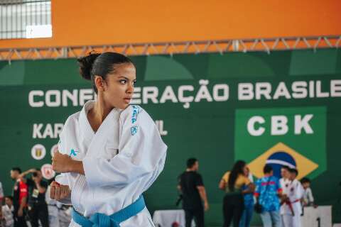 Há oito anos, Lara se encontrou no karatê e tem coleção de medalhas 