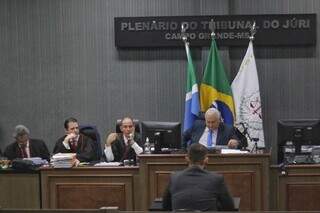 Promotores de Justiça durante questionamentos ao delegado ouvido como testemunha (Foto: Paulo Francis)