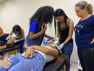 Estudantes durante aula prática de estética, na sede da Sejuv. (Foto: Reprodução/Prefeitura de Campo Grande)