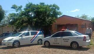 Policiais na casa onde mulher foi morta a estocadas, em Pedro Juan Caballero (Foto: ABC Color)