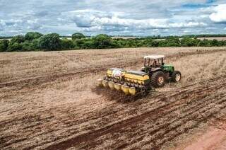 Trator atua em trabalho de semeadura de soja no ciclo passado. (Foto: Divulgação/Sistema Famasul)