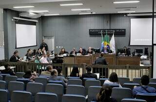 Cadeiras vazias na plateia do Tribunal do Júri da Capital (Foto: Paulo Francis)