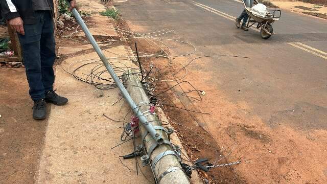 Carreta enrosca em fios, arranca poste e ruas ficam sem energia no Nova Lima