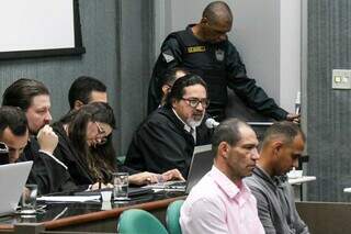 Jail Azambuja, advogado do policial federal Everaldo, durante questionamentos (Foto: Henrique Kawaminami)