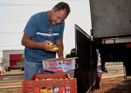 Em esquina, Nelson chega a vender 50 caixas de paçoca por dia