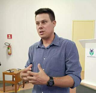 Leonardo Maggio de Castro, médico veteriário que salvou cavalo caramelo no RS (Foto: Clara Farias)