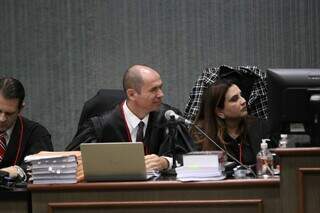 Promotores Moisés Casarotto e Luciana Rabelo, durante júri (Foto: Henrique Kawaminami)