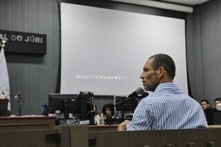 Ex-guarda Marcelo Rios durante respostas à defesa (Foto: Paulo Francis)