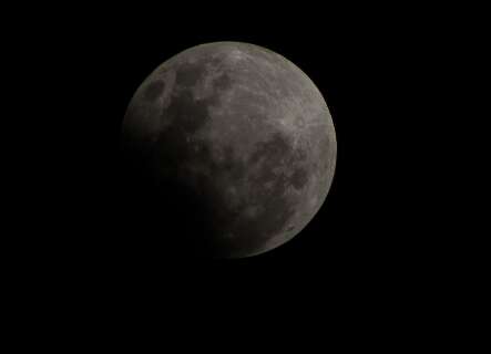 Veja fotos do eclipse lunar parcial em Campo Grande