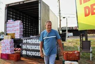 Nailson chega a vender 50 caixas de paçocas pelos bairros de Campo Grande (Foto:Osmar Veiga)