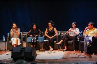 Representantes da cultura municipal acompanham sabatina de Camila Jara, Rose Modesto e Beto Pereira. (Foto: Juliano Almeida)