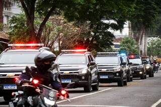 Chegada do comboio com policiais que farão segurança durante julgamento (Foto: Henrique Kawaminami)