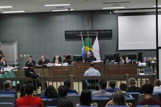 Ex-guarda de frente para o juiz Aluizio Pereira dos Santos (Foto: Paulo Francis)