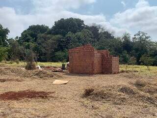 Casa de alvenaria sendo construída em terreno invadido (Foto: Bruna Marques)