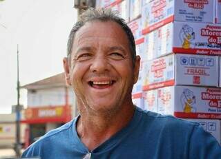 Comerciante está há oito meses vendendo paçocas como forma de sustento (Foto:Osmar Veiga)