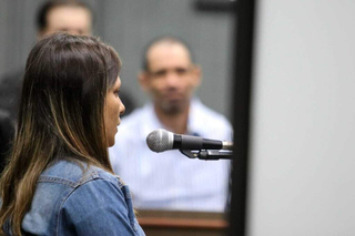 Eliane Benitez Batalha dos Santos em depoimento nesta terça-feira (17). (Foto: Henrique Kawaminami)