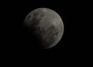 Eclipse parcial é visto na noite desta terça-feira (17). (Foto: Juliano Almeida)