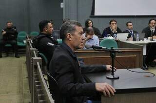 Everaldo durante depoimento; ao fundo, de azul, Marcelo Rios, no banco dos réus (Foto: Paulo Francis)