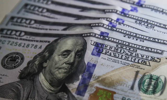 D&oacute;lar cai para R$ 5,48 &agrave; espera de juros no Brasil e nos EUA