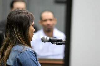 Eliane Benitez Batalha dos Santos em depoimento nesta terça-feira (17) (Foto: Henrique Kawaminami)