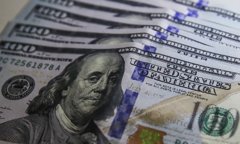 Dólar cai para R$ 5,48 à espera de juros no Brasil e nos EUA