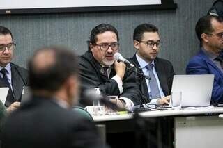 Advogado Jail Azambuja, que defende o policial federal Everaldo Monteiro, questiona testemunha (Foto: Henrique Kawaminami)