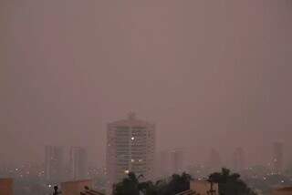 Topos de prédios praticamente somem com fumaça no dia 8 de setembro (Foto: Henrique Kawaminami/Arquivo)