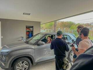 Leona Cavalli durante gravação de filme em Campo Grande. (Foto: Marcos Maluf)