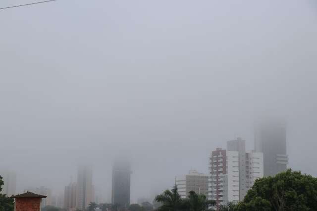 Campo Grande tem forte nevoeiro, mas friozinho começa a deixar MS ainda hoje