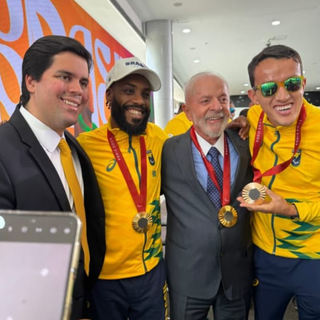 Ministro do Esporte, André Fufuca; atleta guia Guilherme Ademilson; presidente Lula e o campeão do atletismo, Yeltsin Jacques (Foto: Reprodução)