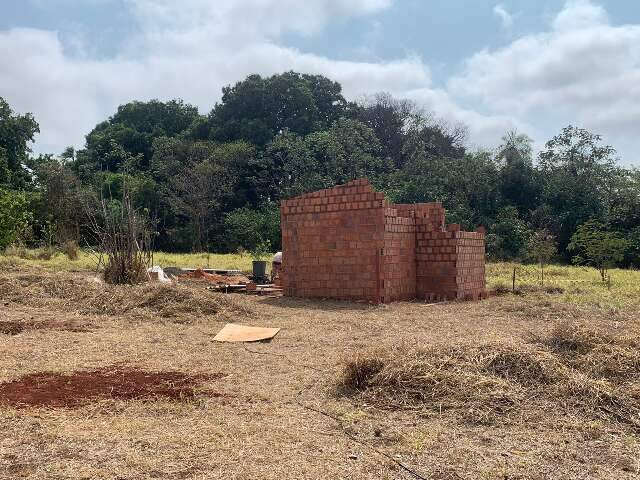 Invasores levantam casa de alvenaria em terreno e revoltam vizinhos