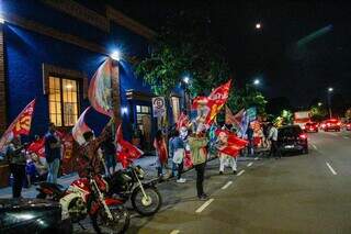 Movimentação de militantes de vários partidos durante evento realizado na noite desta terça-feira (17), na Capital (Foto: Juliano Almeida)