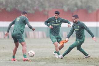 Jogadores do Fluminense em treino com bola debaixo de chuva (Foto: Lucas Merçon)