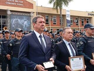 Riedel e Videira à frente da fila de novos soldados recebendo certificados (Foto: Gabriela Couto)