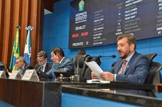 Mesa Diretora da Assembleia Legislativa durante a sessão desta quarta-feira (18) (Foto: Reprodução)